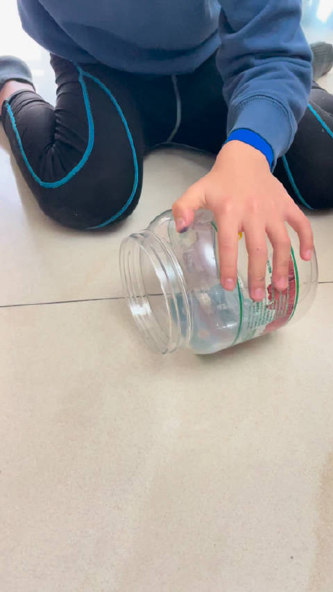 飕狗摩托新玩法，一切皆可是轨道，大到洗衣机门的圈、做饭的锅，小到零食罐子