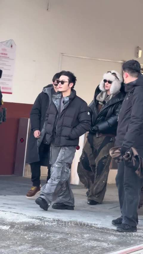 刘耀文穿超厚棉裤亮相，脱裤可立引粉丝热议