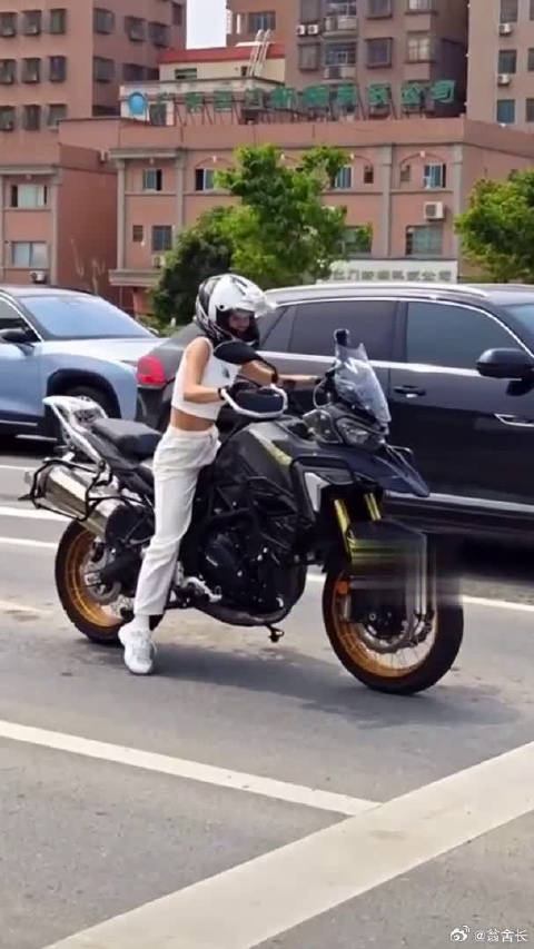 大货车在旁边呼啸而过，真替摆拍的女骑士捏把汗