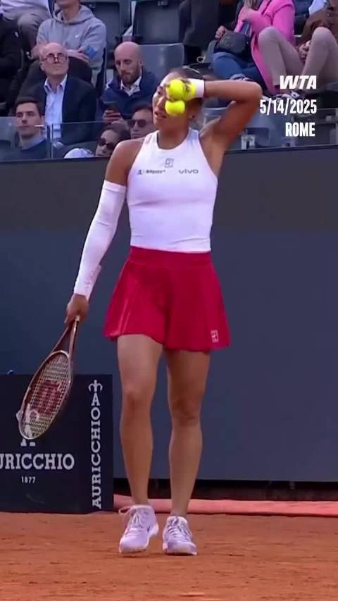 郑钦文的ACE球，让世界第一萨巴伦卡望球心叹，只能竖起大拇指