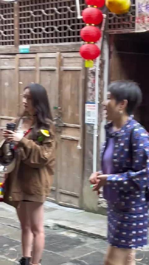 杨幂的腿不冷吗？她喝东西的时候明显感觉侧脸老化严重了