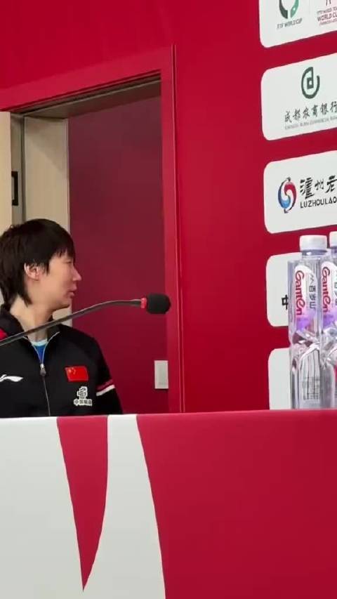 王曼昱混团世界杯展现可爱魅力与精湛球技