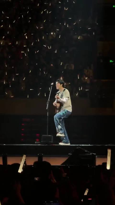 王力宏30周年演唱会座无虚席，三小时金曲引发全场共鸣