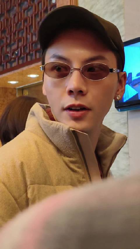 好闪的耳钉，好闪的美貌，明天也这样blingbling的好吗