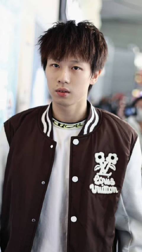 人山人海！林高远外出被围堵，现场太混乱，粉丝高举手机+尖叫