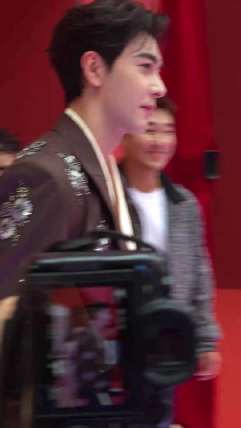 亮亮就这样穿得亮晶晶然后靓靓地从我面前走过 离好近了（谁问了）