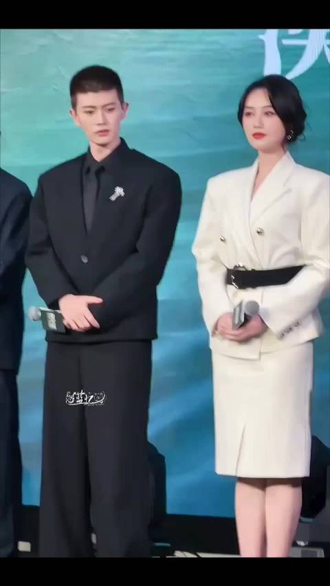 蓝盈莹身穿白色套装亮相，利落直发搭配简约妆容，整体气质兼具干练与温柔