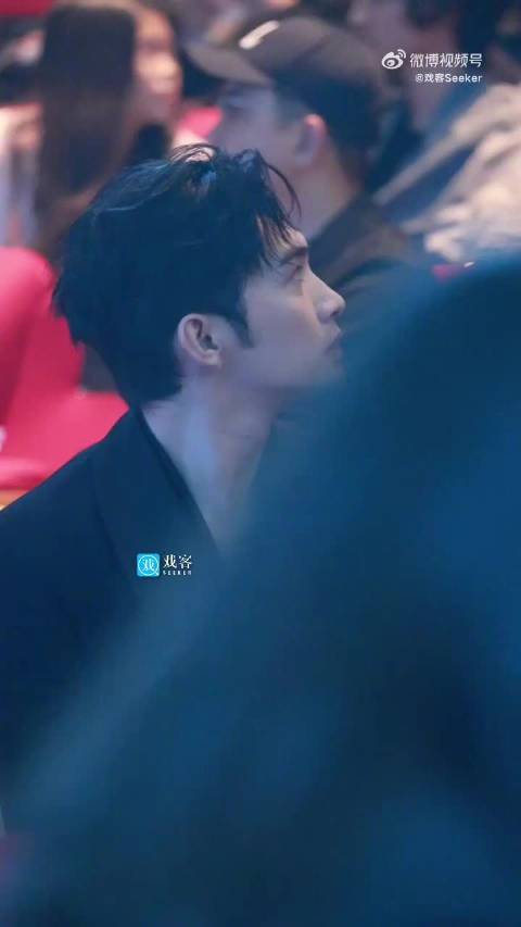 张彬彬金鹅盛典深V造型引热议