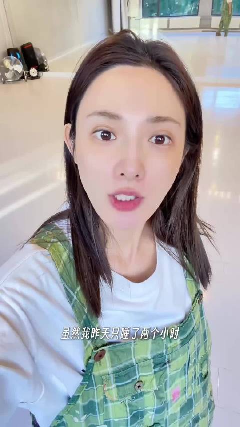 彭小苒私服穿红毯惊艳亮相，黑拼宝蓝礼服显贵气