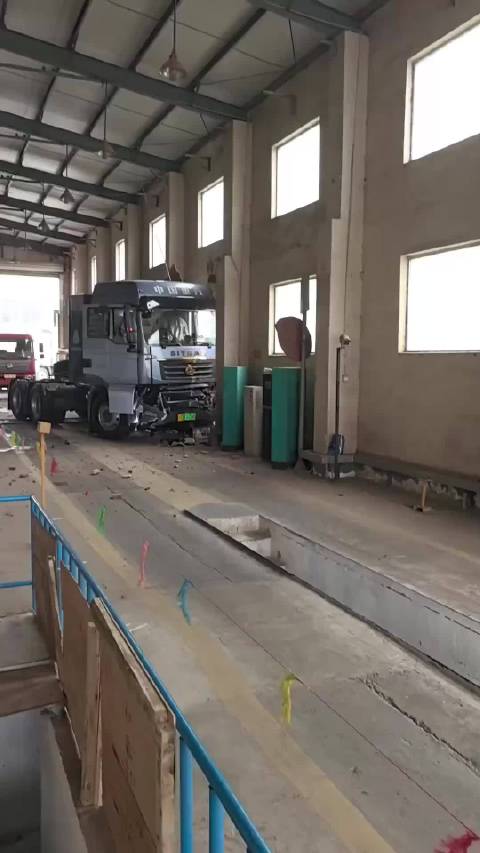 电车的低扭确实得适应一下，新能源重卡被司机一脚油门干到墙上了