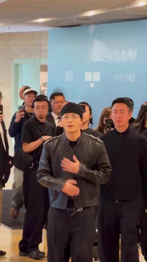 王嘉尔返港现身品牌活动，粉丝尖叫应援热情高涨