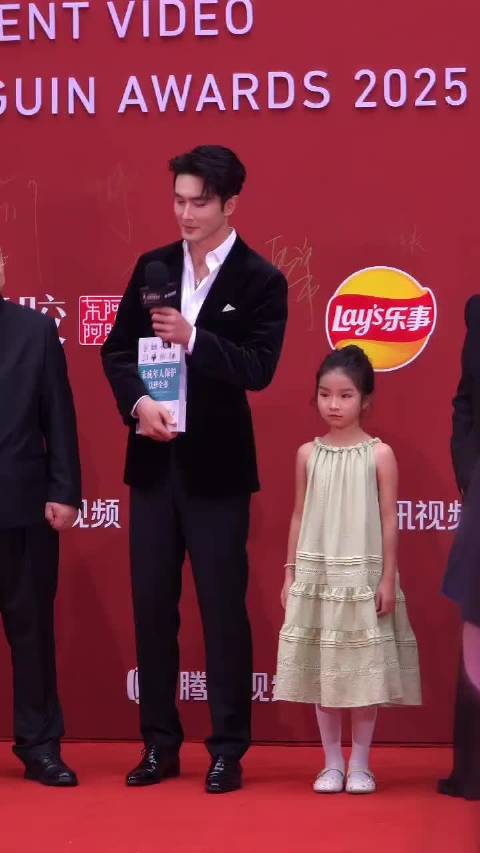 高伟光亮相金鹅荣誉红毯，为《无尽的尽头》剧组热情解说