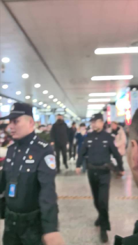 赵雅芝2025年机场重逢姐姐，专属密码1220藏欢喜