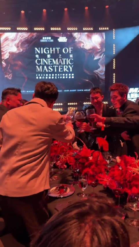 陈伟霆敬酒起身迅速被赞可爱