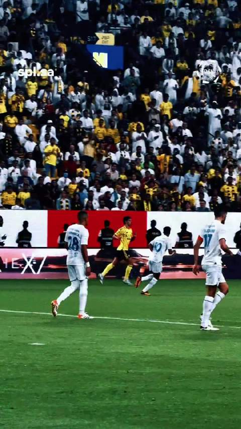 菲利克斯的脚上，仿佛装了磁铁