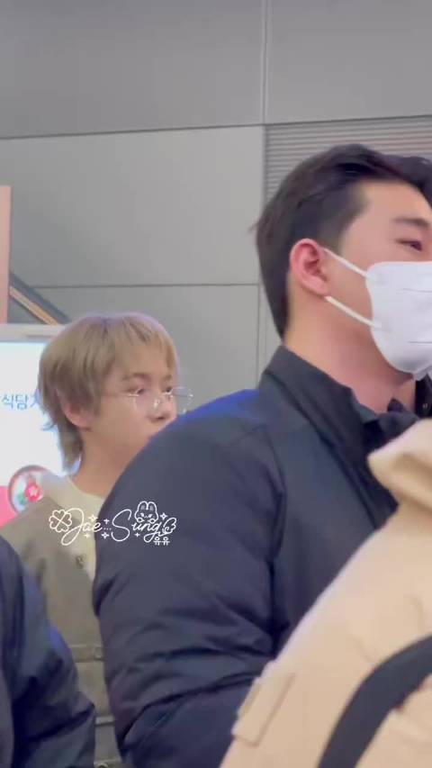 黄仁俊超话晒照，粉丝称其脸小如巴掌