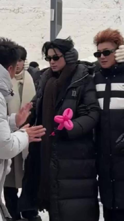 手里拿着朵小花花头发像被炮轰过一样好呆啊