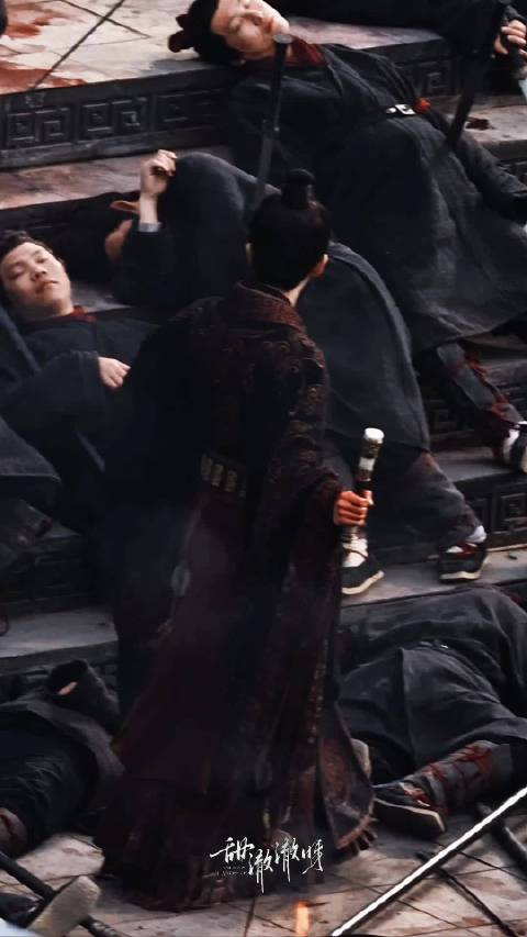 年轻的君王踏着尸山血海正式抢来了帝国最高权力