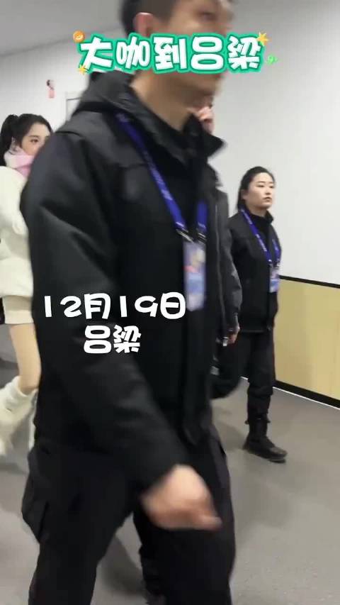 关晓彤双马尾造型亮相央视跨年晚会