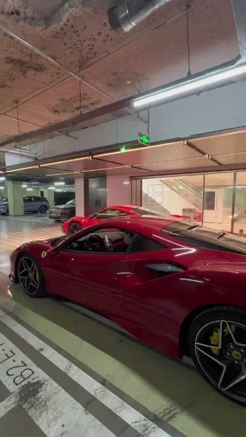 法拉利车主炫耀豪车引热议