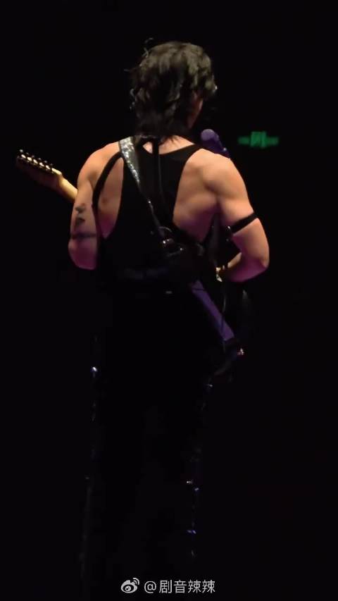 吴建豪肌肉线条引热议，荷尔蒙爆棚