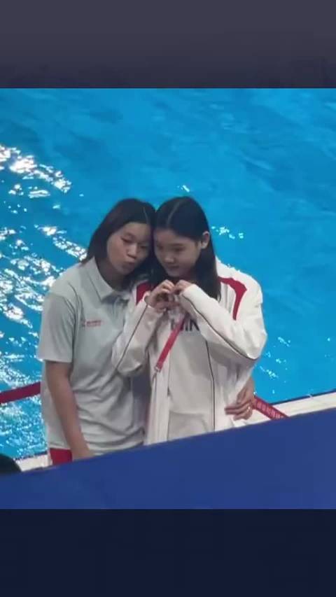 全红婵张家齐赛场相拥，姐妹情深互撑场面暖心