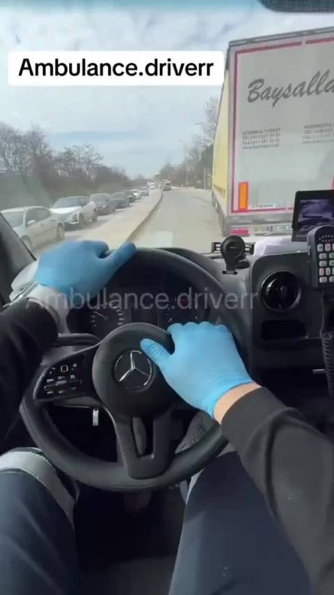 开奔驰的救护车司机！
