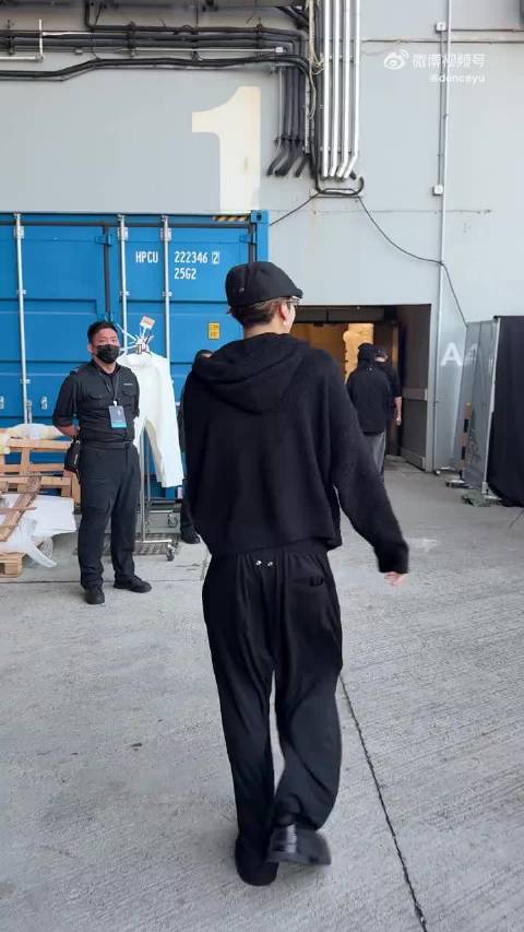 即使只从背后看，也能看出他非常英俊