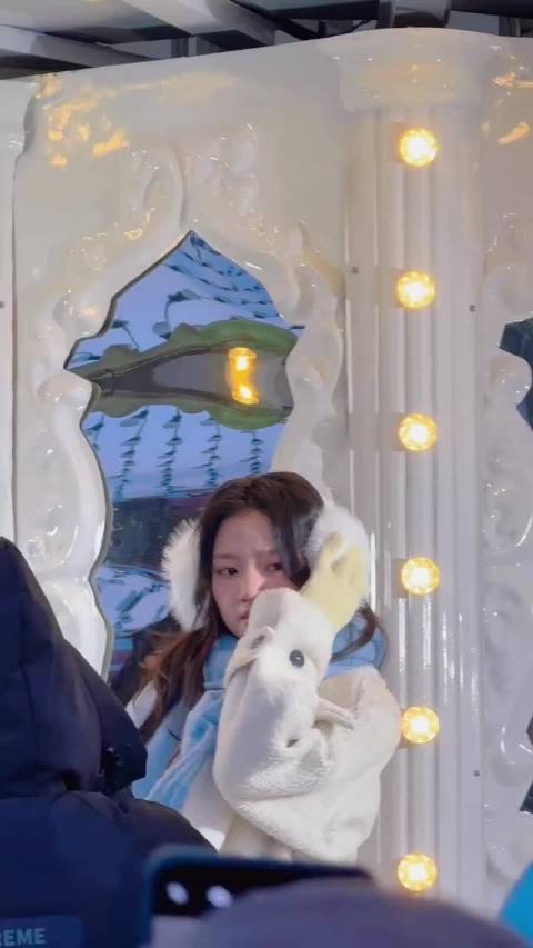 任敏现身哈西万达，甜美造型引关注