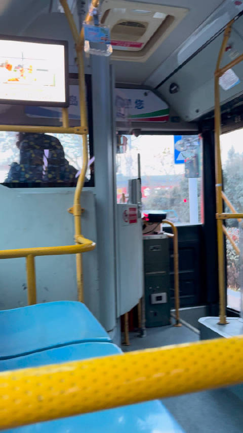 坐个公交车去玩