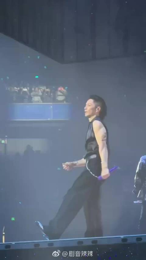 吴建豪结束素食秀肌肉，背肌手臂线条优越荷尔蒙爆棚