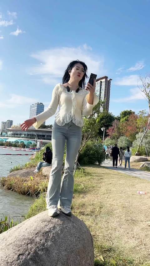 乔乔爱唱歌女孩微笑面对生活潇洒开唱