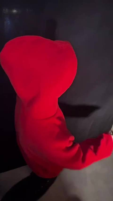 许凯空降超话翻牌晒女儿红衣照