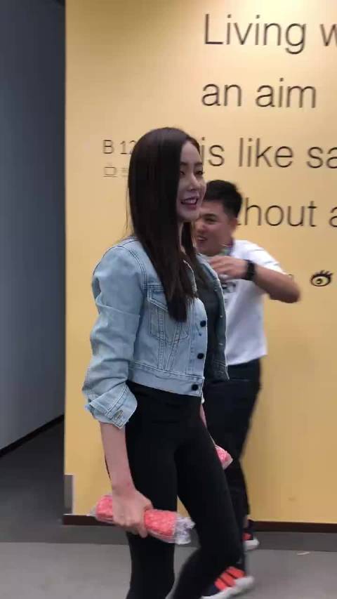 张天爱身穿贴身瑜伽裤展示健身成果，臀部练的非常好，饱满结实圆润有弹性