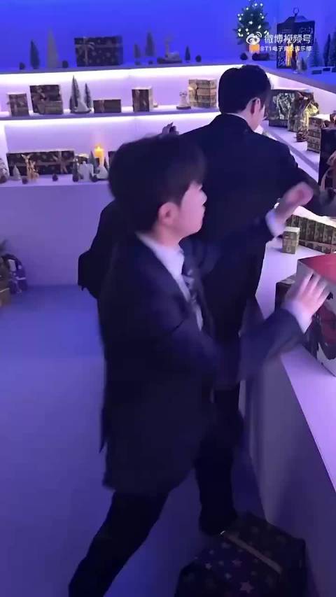 很快地扫荡，T1分享中野辅三人光顾LCK准备的礼物屋