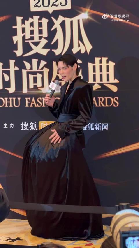 向佐红毯造型引争议,穿裙装高跟鞋亮相