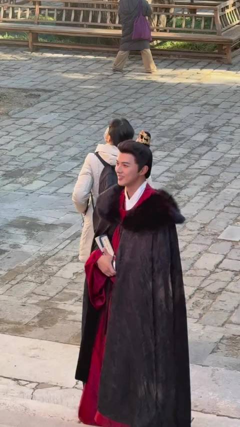 网友今天国子监偶遇叶祖新，站起来的“顾将军”，差点忘了叶祖新会走路