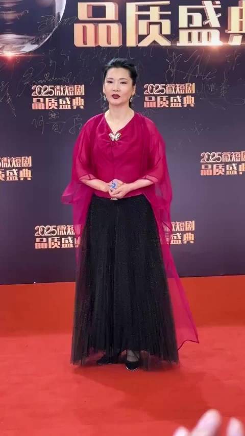 何赛飞回忆童年学戏艰辛，坦言女性需兼顾事业家庭