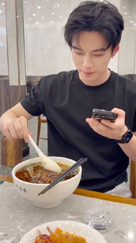 何与吃播牛肉面超辣挑战，西北王子下午茶加辣椒