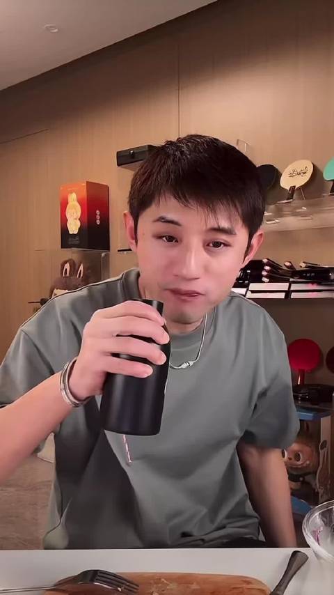 哥：我感觉我已经恢复了2%的功力 yxc：啊 才2%吗？