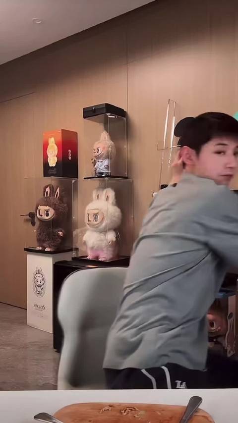 张继科调皮互动引助播调侃