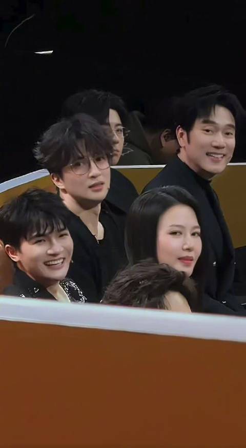 薛之谦站姐镜头下的林依轮黑色西装造型惊艳亮相