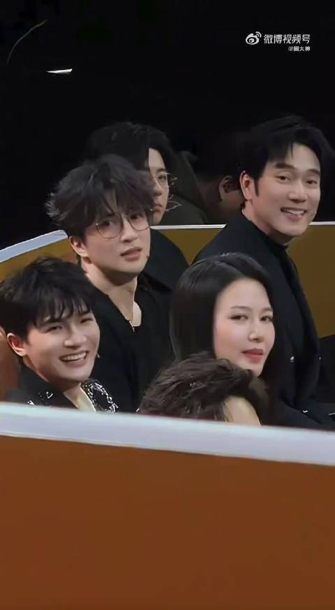 薛之谦站姐意外捕捉林依轮黑色西装绅士造型