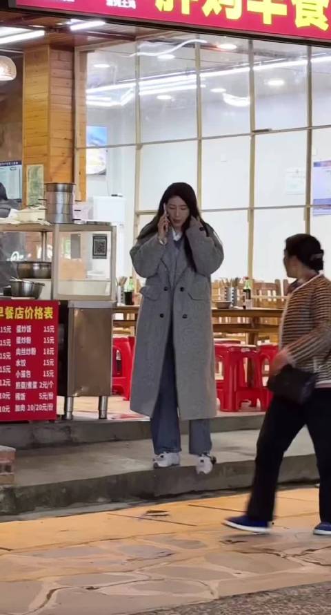 拍韩剧呢小zl 打个电话这么有氛围感 （搬的路人偶遇）