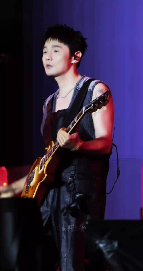 李荣浩《作曲家》舞台演绎平凡创作之美