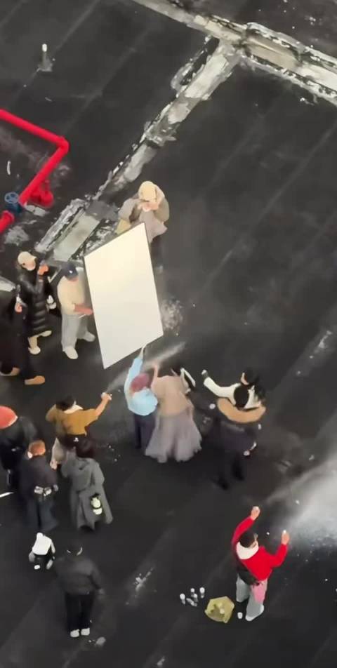 网友家里阳台拍到的李一桐初雪幕后版，原来这随意的视频也要反光板