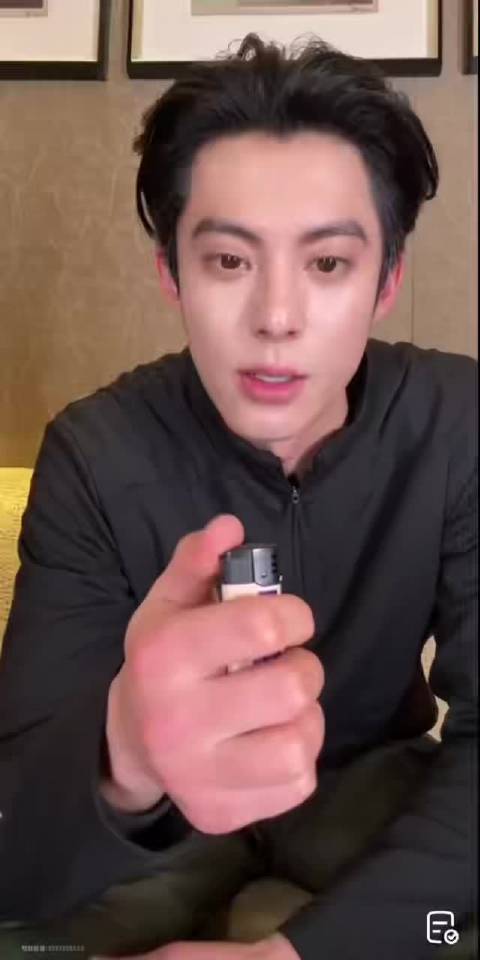 王鹤棣吹打火机蜡烛展现好脾气