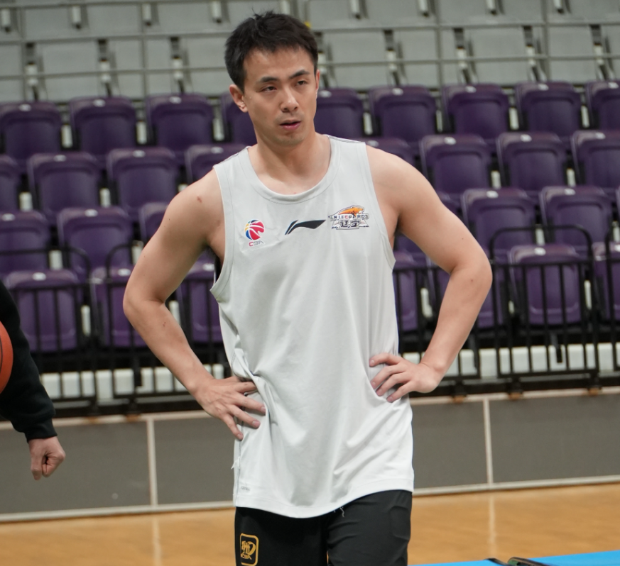 赵继伟训练场复出信号引发连锁反应，辽宁男篮如何平衡伤病、情绪与团队磨合？