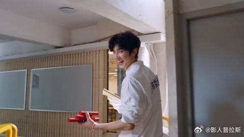 陈哲远太坏了，用扳手把周深的粉笔砸的稀碎，简直太绝了！