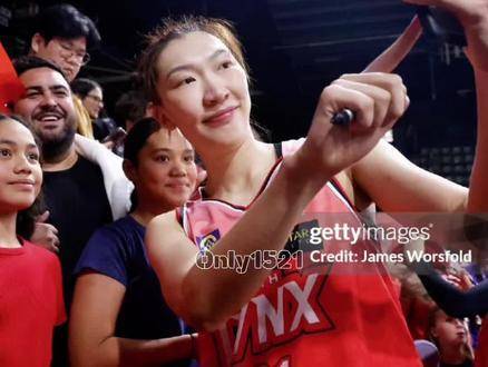 韩旭赛后与粉丝暖心互动，贡献19分3篮板1助攻2抢断1盖帽